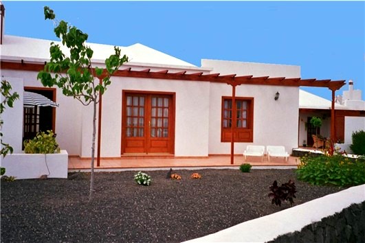 External View of the Villa / Gardens
